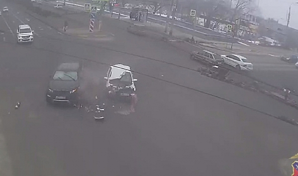 В Волгограде при столкновении «Лады Гранты» и иномарки пострадал мужчина