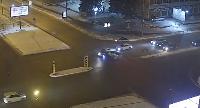 Nissan врезался в компактвэн Toyota в центре Новосибирска