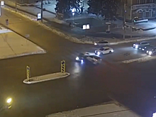 Nissan врезался в компактвэн Toyota в центре Новосибирска