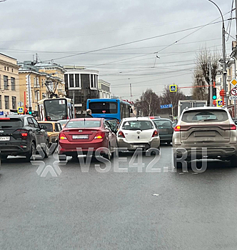 ДТП произошло на загруженной улице в центре Кемерова