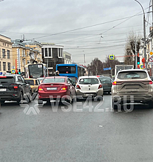 ДТП произошло на загруженной улице в центре Кемерова