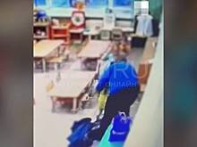 В России воспитательница одним движением травмировала девочку и попала на видео