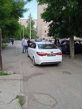 Женщина на иномарке сбила во дворе 8-летнюю девочку в городе Балаково