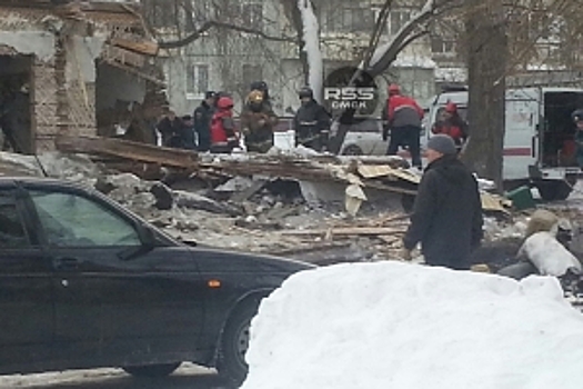 В Омске обрушился заброшенный дом, двое погибших