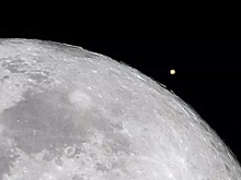 С Земли удалось заснять Луну и Марс одним кадром