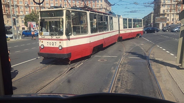 В Петербурге из-за аномальной жары лопнул рельс трамвайного пути