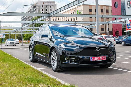 В США проверят, почему машины Tesla тормозят просто так