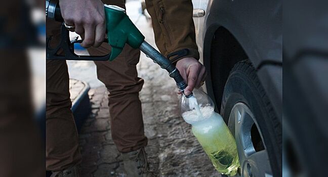 Почему топливо на АЗС запрещено наливать в пластиковые канистры и бутылки?