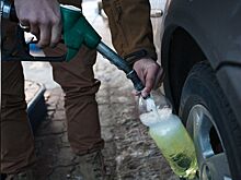 Почему топливо на АЗС запрещено наливать в пластиковые канистры и бутылки?