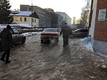 Жительница Пензы возмутилась парковкой автомобилей на тротуаре