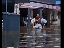 По улицам затопленной Анапы люди передвигаются вплавь