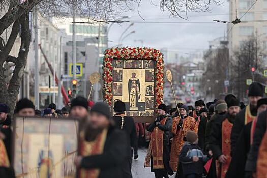 «Жить в согласии и мире». Тысячи людей отметили именины Екатеринбурга крестным ходом
