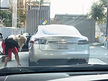 Попытка блондинки заправить электромобиль бензином попала на видео