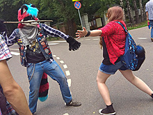 Они надевают маски животных, чтобы нести добро. Кто-то считает их извращенцами