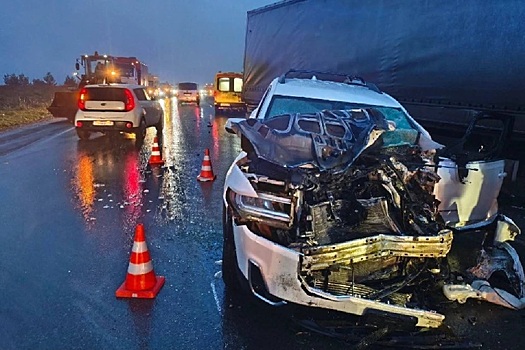В Удмуртии водитель иномарки умер в больнице после столкновения с фурой
