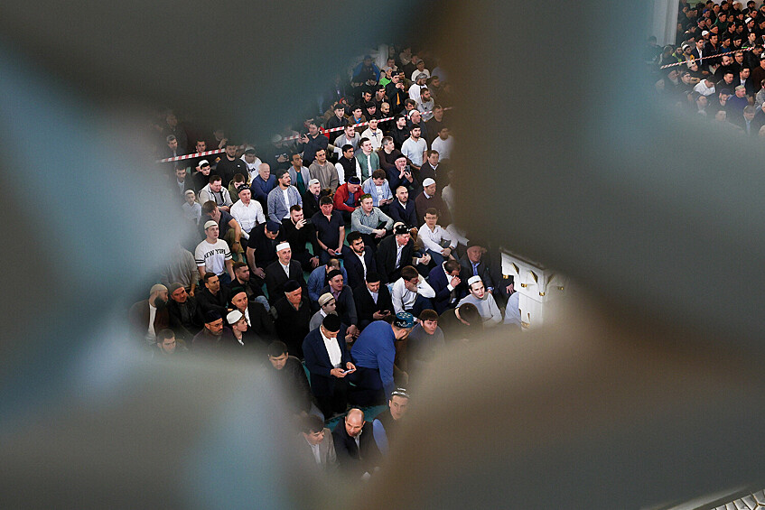 Мусульмане во время торжественного намаза по случаю праздника Ураза-байрам в Соборной мечети, 10 апреля 2024 года