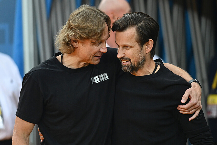 Главный тренер ФК «Ростов» Валерий Карпин (слева) и главный тренер ФК «Зенит» Сергей Семак перед началом матча 2-го тура чемпионата России по футболу среди клубов Премьер-лиги между командами ФК «Ростов» (Ростов-на-Дону) и ФК «Зенит» (Санкт-Петербург), 2023 год