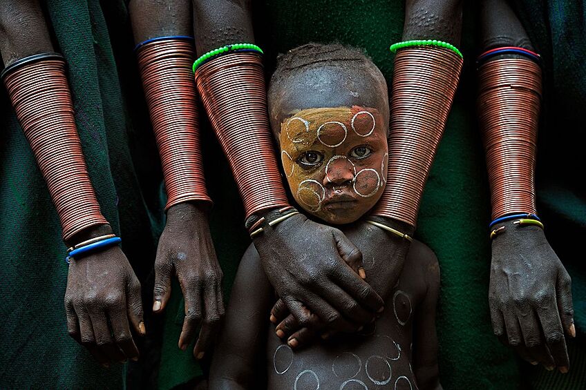 "Малыш с руками ремесленников". Эфиопия. Победитель в номинации “Лица и характеры” – снимок ребенка племени сури, сделанный в Эфиопии малайзийским фотографом.