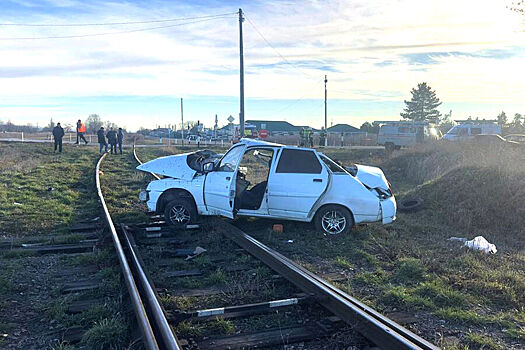 Поезд раздавил легковой автомобиль в Краснодарском крае