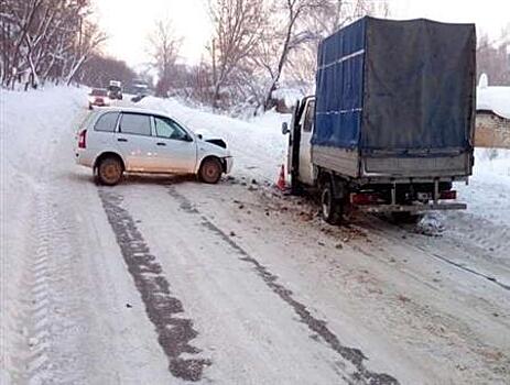 В Жигулевске Lada Kalina вылетела на "встречку" и врезалась в "Газель"