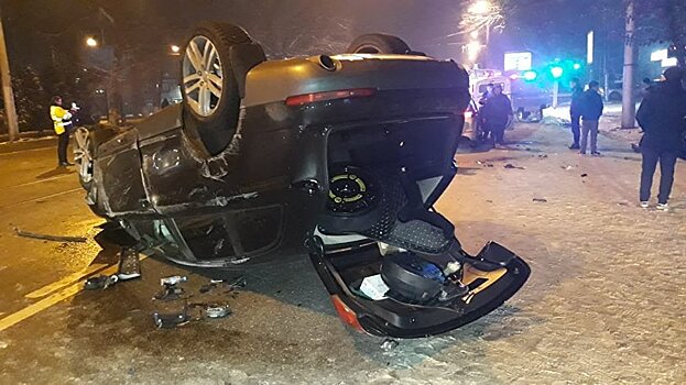 В столкновении перевернуло машину: семь человек пострадали в ДТП в Алматы