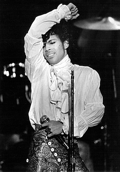 Певец Принс умер 21 апреля от случайной передозировки фентанилом в возрасте 57 лет