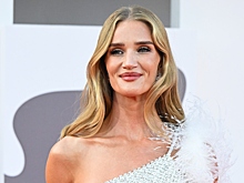 Модель Рози Хантингтон-Уайтли позанималась йогой без лифчика