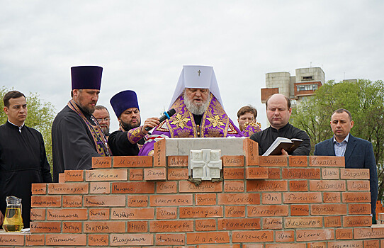 В железнодорожном округе Курска освятили закладной камень нового храма