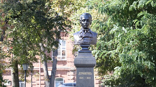 Бюст Лермонтова вернулся в одноименный сквер после реставрации