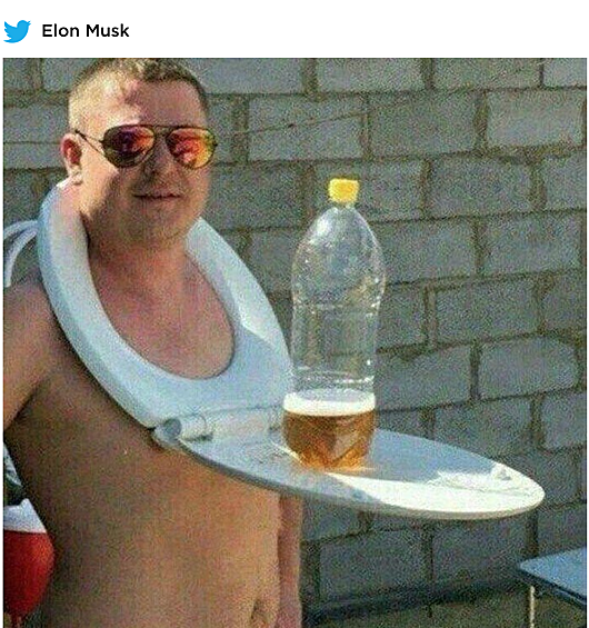 Мужчина, искользующий крышку от унитаза как подставку для пива, стал началом целой волны мемов "Как тебе такое, Илон Маск?"