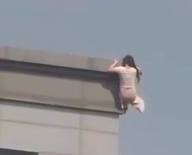 В Сеуле девушку спасли от падения с 20 этажа, схватив за волосы