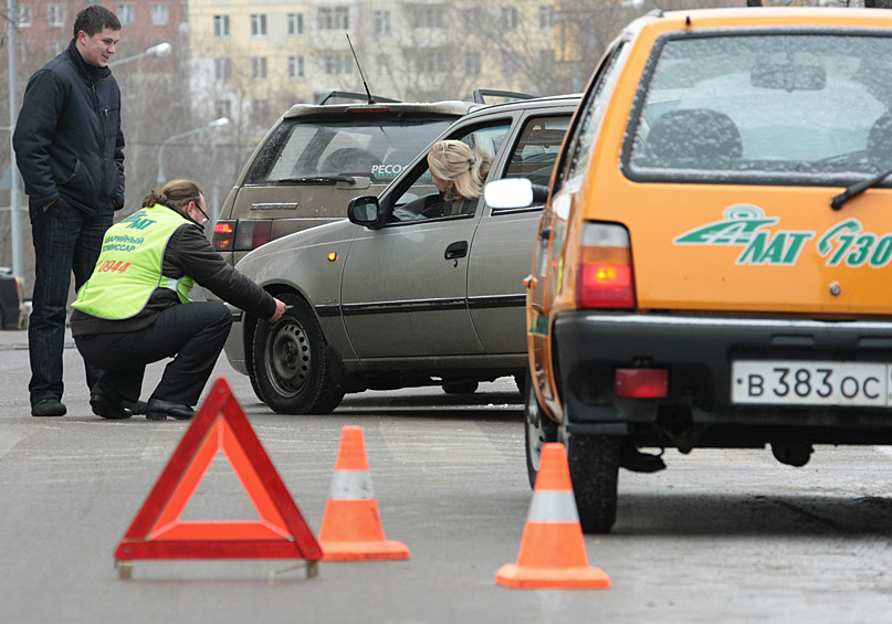 С сегодняшнего дня лимит выплат по европротоколу увеличен с 50 000 до 100 000 рублей. В Москве, Санкт-Петербурге, Московской и Ленинградской областях ДТП можно будет оформить без участия сотрудников ГИБДД даже при разногласиях участников ДТП