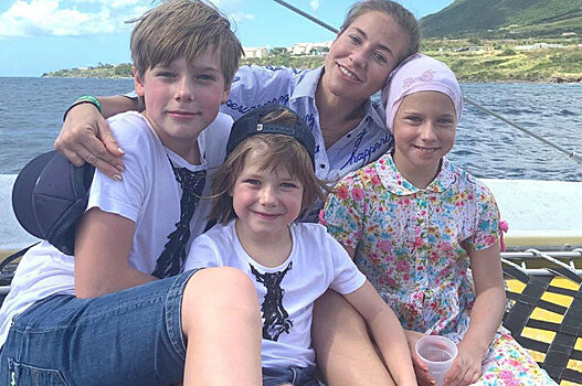 Юлия Барановская поцеловала ската на отдыхе с детьми