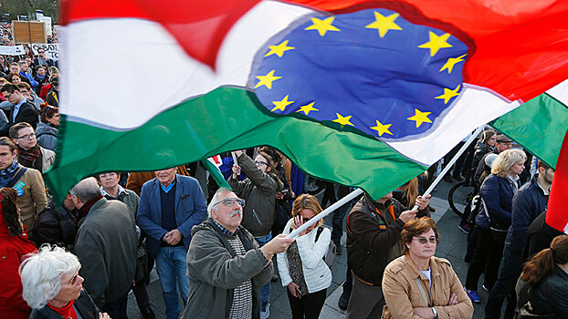 Университет Джорджа Сороса рассорил Венгрию с ЕС