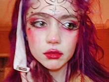 А Илон Маск знает? Почему Граймс заменила часть глаза цветной пленкой и кричит по полчаса в день