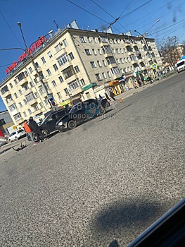 Столкновение двух легковых автомобилей попало на камеру в Новокузнецке