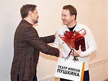 Евгений Миронов и Виктория Исакова получили памятные знаки Камерного театра