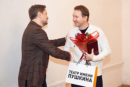 Евгений Миронов и Виктория Исакова получили памятные знаки Камерного театра