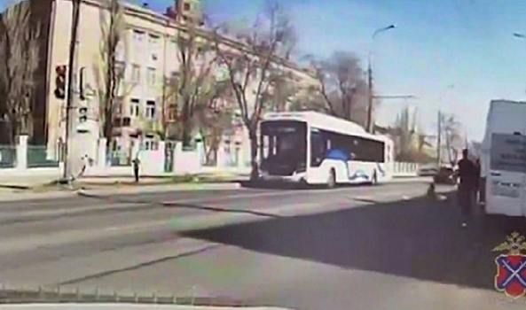 Видеорегистратор снял момент наезда иномарки на детей в Волгограде