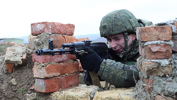 Морпехи Каспийской флотилии изрешетили «противника» из автоматов АК-74 в Дагестане