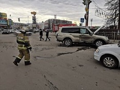 Четыре человека пострадали от столкновения трех автомобилей в Дзержинске