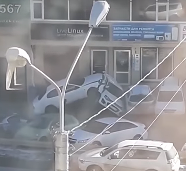 Водитель на иномарке врезался сразу в 3 машины в Ставрополе