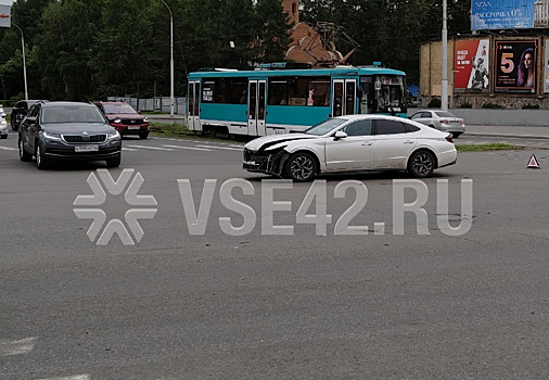Автомобиль повредился в ДТП на оживленном кемеровском перекрестке