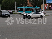 Автомобиль повредился в ДТП на оживленном кемеровском перекрестке