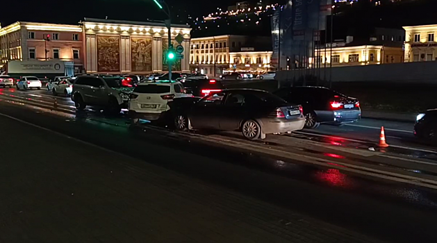 Пассажир пострадал в массовом ДТП на Нижневолжской набережной