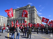 На Первомае в Москве призвали держаться «левой стороны» — фоторепортаж
