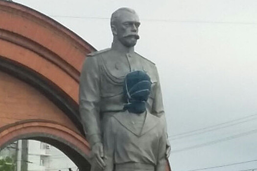 Вандал набросился на Николая II с топором в Новосибирске