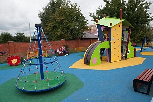 229 детских площадок установили в Подмосковье в текущем году