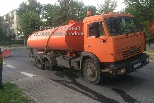 «Портал в ад»: в Ростове на Западном КАМАЗ провалился под асфальт