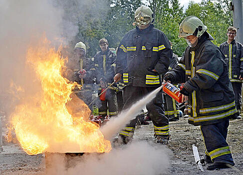 Помощники спасателей: как подростки учились тушить пожар